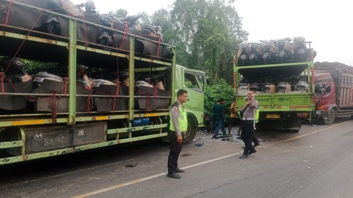 Kondisi 3 truk usai terlibat kecelakaan beruntun di Jalinsum Labusel, Sumut.