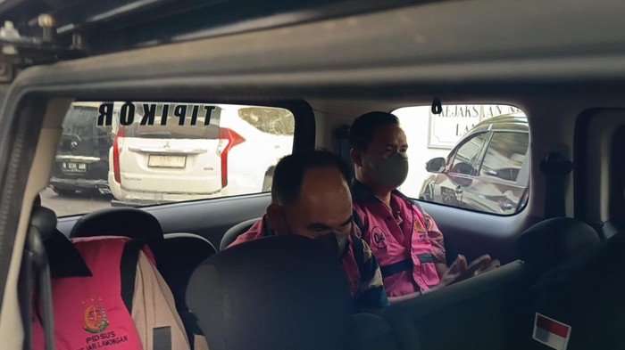 Tiga tersangka kasus korupsi tanah negara dengan kerugian 1,38 miliar saat ditahan Kejari Lamongan