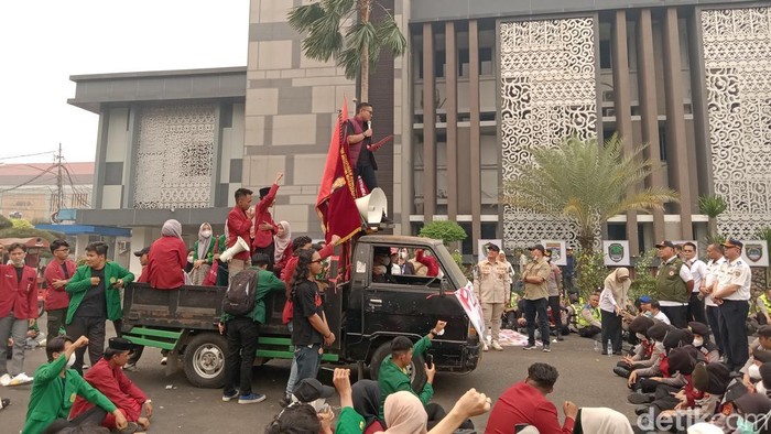 Ketua DPD IMM sumsel menyampaikan tuntutan di depan kantor Gubernur Sumatera Selatan.