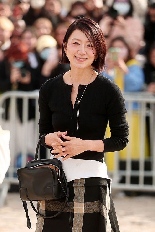 Penampilan Kim Hee Ae di Paris Fashion Week 2026 menuai perdebatan publik karena kerutan di wajahnya. Foto: Getty Images