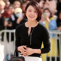 Penampilan Kim Hee Ae di Paris Fashion Week 2026 menuai perdebatan publik karena kerutan di wajahnya. Foto: Getty Images