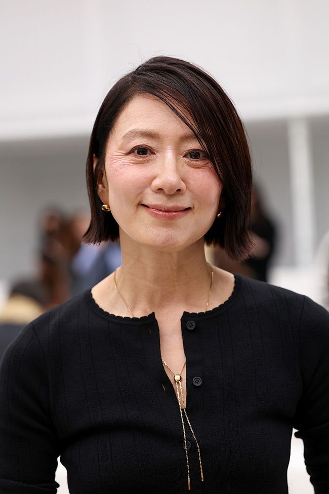 Banyak netizen yang salah fokus melihat kerutan di wajah aktris berusia 59 tahun itu. Khususnya kerutan di area dahi dan sekitar mata Kim Hee Ae. Foto: Getty Images
