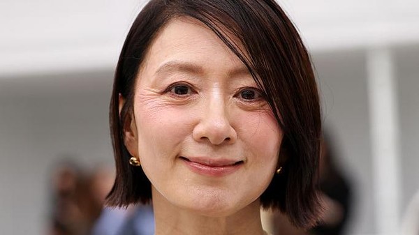 Kerutan Kim Hee Ae di Paris Fashion Week Tuai Perdebatan, Eksis di Usia 59