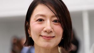 Kerutan Kim Hee Ae di Paris Fashion Week Tuai Perdebatan, Eksis di Usia 59