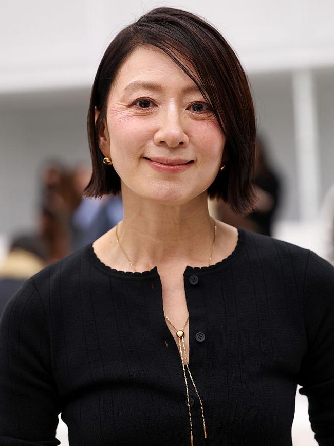 Kerutan Kim Hee Ae di Paris Fashion Week Tuai Perdebatan, Eksis di Usia 59