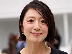 Kerutan Kim Hee Ae di Paris Fashion Week Tuai Perdebatan, Eksis di Usia 59