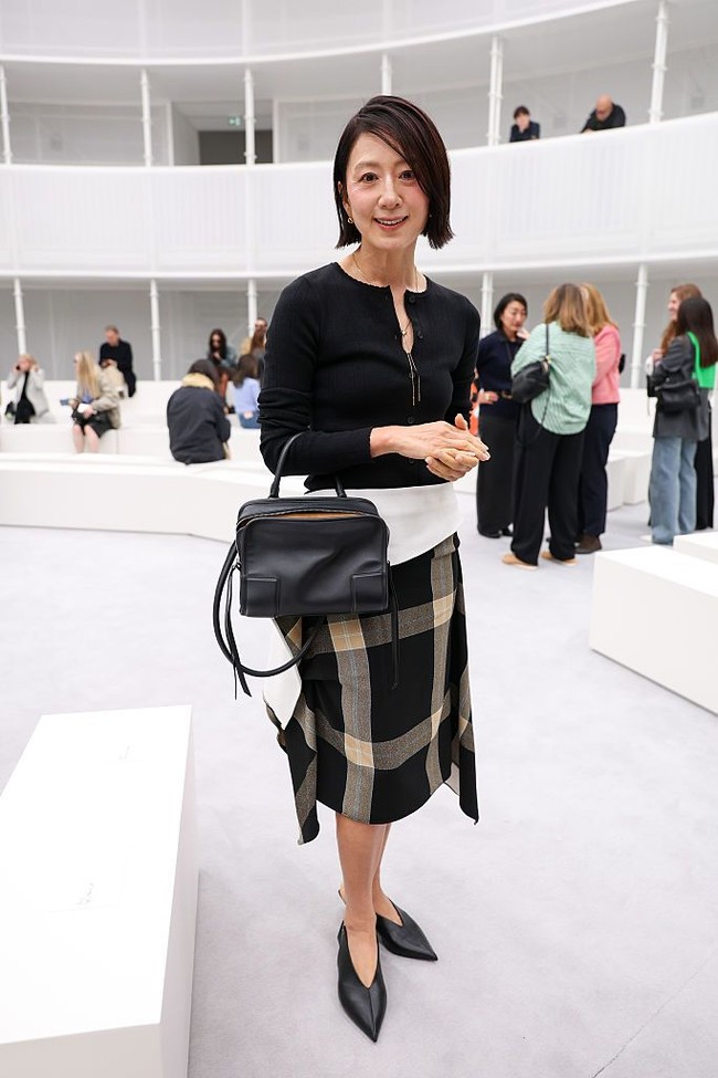 Dalam kesempatan itu, Kim Hee Ae menampilkan pesonanya dengan rambut bob dan busana bernuansa monokrom dari LOEWE. Tampil berbalut cardigan hitam dan rok asimetris kotak-kotak. Foto: Getty Images