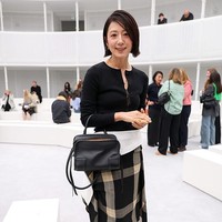 Dalam kesempatan itu, Kim Hee Ae menampilkan pesonanya dengan rambut bob dan busana bernuansa monokrom dari LOEWE. Tampil berbalut cardigan hitam dan rok asimetris kotak-kotak. Foto: Getty Images