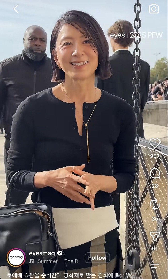 Sementara netizen lain menuding Kim Hee Ae berhenti merawat diri untuk aktris seusianya yang segera menginjak kepala enam. Kerutan di wajahnya diduga muncul karena Kim Hee Ae berhenti melakukan perawatan botox. Foto: dok. Instagram @eyesmag