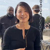 Sementara netizen lain menuding Kim Hee Ae berhenti merawat diri untuk aktris seusianya yang segera menginjak kepala enam. Kerutan di wajahnya diduga muncul karena Kim Hee Ae berhenti melakukan perawatan botox. Foto: dok. Instagram @eyesmag