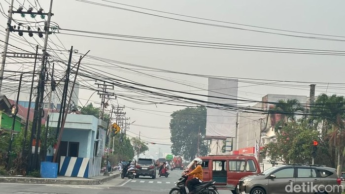 Kondisi kabut asap yang menyelimuti Kota Samarinda, Rabu (7/10/2026). (Riani Rahayu/detikKalimantan)