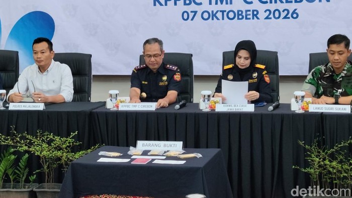 Konferensi pers terkait penindakan ekspor ilegal 5,25 Kg emas batangan di Kantor Pengawasan dan Pelayanan Bea dan Cukai Tipe Madya Pabean C Cirebon/(Foto: Ony Syahroni/detikJabar)