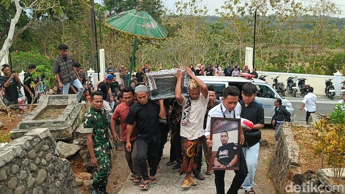 Jasad Windianto, korban Kapal Virgo tenggelam saat tiba di kediamannya di Desa Sawangan Wetan, Kecamatan Patikraja, Kabupaten Banyumas, Rabu (7/10/2026).