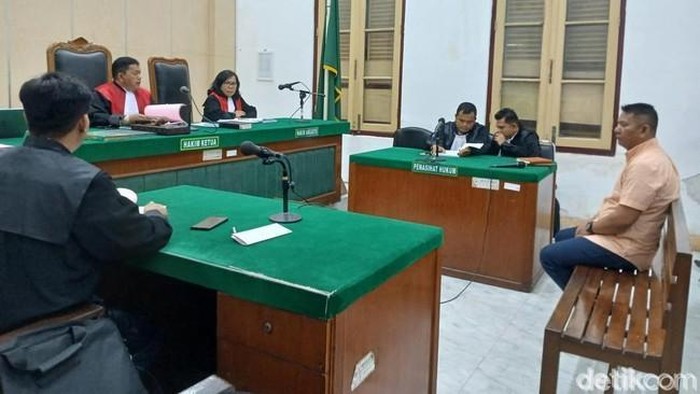 Sidang tuntutan kasus korupsi plang sekolah di ruang Cakra 8 Pengadilan Negeri Medan, Kamis (17/9/2026)