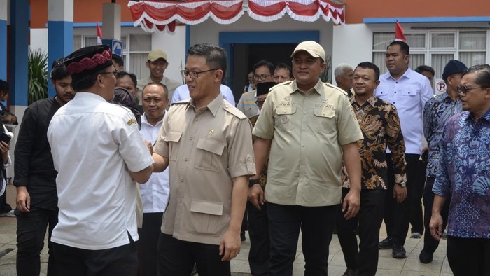 Kunjungan kerja Menko PMK Sugiono bersama Mendikdasmen Abdul Muti ke SMAN 2 Cibinong, Kabupaten Bogor, Rabu (7/10/2026).