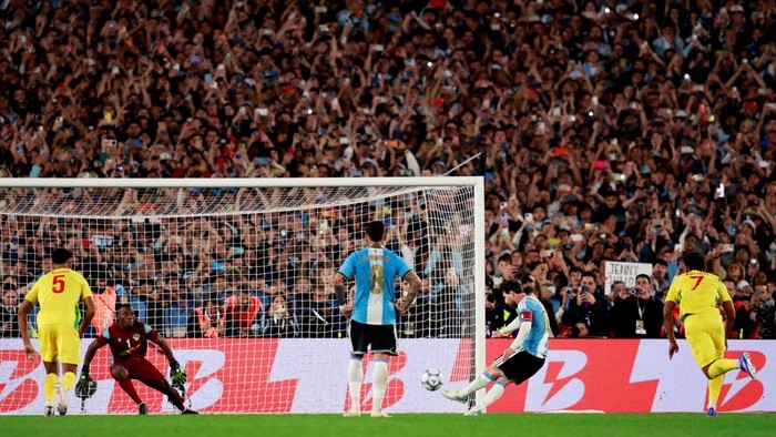 Laga Perpisahan Messi Berakhir Manis, Argentina Menang 3-0 atas Benin Laga perpisahan Lionel Messi bersama Timnas Argentina berakhir manis. La Albiceleste berhasil meraih kemenangan 3-0 atas Benin dalam pertandingan persahabatan yang berlangsung di Stadion Monumental, Buenos Aires, Rabu (7/10/2026) pagi WIB. REUTERS/Rodrigo Valle