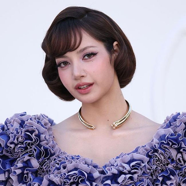 Gaya Lisa BLACKPINK Bak Human Barbie, Tampil Vintage di Paris Fashion Week