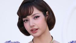 Gaya Lisa BLACKPINK Bak Human Barbie, Tampil Vintage di Paris Fashion Week