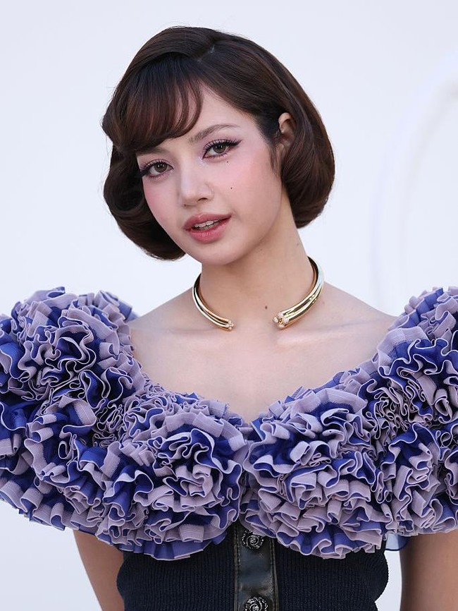 Gaya Lisa BLACKPINK Bak Human Barbie, Tampil Vintage di Paris Fashion Week