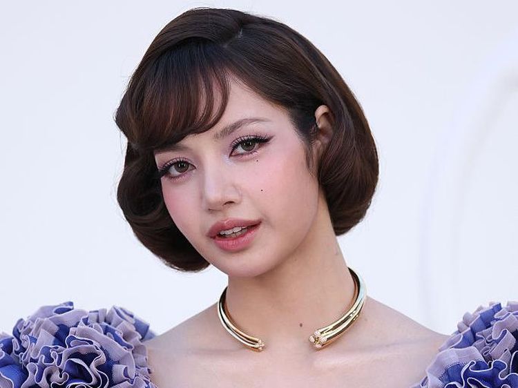 Gaya Lisa BLACKPINK Bak Human Barbie, Tampil Vintage di Paris Fashion Week