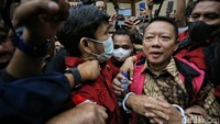 Jaksa mendakwa Febrie Adriansyah melanggar Pasal 12 huruf e Undang-Undang Republik Indonesia Nomor 31 Tahun 1999 tentang Pemberantasan Tindak Pidana Korupsi juncto Pasal 20 huruf c Undang-Undang Nomor 1 Tahun 2023 tentang Kitab Undang-Undang Hukum Pidana huncto Pasal II ayat (8) Lampiran I angka 28 Undang-Undang Nomor 1 Tahun 2026 tentang Penyesuaian Pidana.&nbsp;Ari Saputra/detikFoto &nbsp;