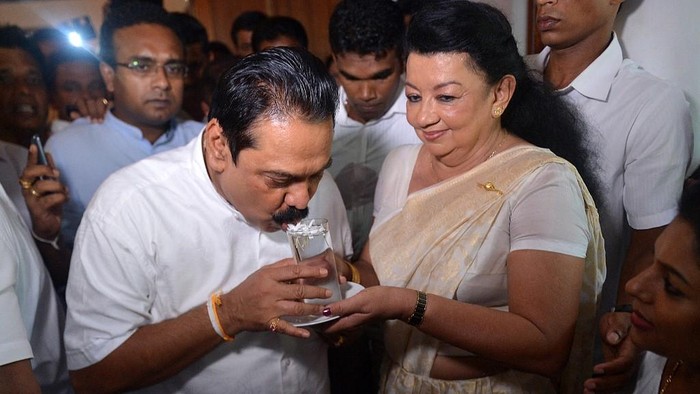 Mantan Presiden Sri Lanka Mahinda Rajapaksa dan istrinya Sriranthi Rajapaksa (dok. AFP/ISHARA S.KODIKARA)