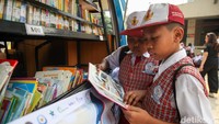 Tak hanya menghadirkan kegiatan edukatif, PIS turut mendukung revitalisasi mobil perpustakaan keliling serta bantuan buku bacaan tentang dunia kelautan untuk memperluas akses literasi.