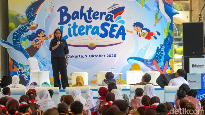 Pelajar menyimak pemaparan materi saat mengikuti rangkaian kegiatan edukasi maritim dan literasi Bahtera LiteraSEA di Taman Ismail Marzuki, Jakarta, Rabu (7/10/2026). Kegiatan yang diselenggarakan oleh Pertamina International Shipping (PIS) tersebut dikemas secara interaktif dan menyenangkan untuk mengenalkan serta meningkatkan wawasan kemaritiman bagi para siswa sejak dini.