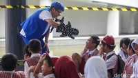 Dongeng Dunia Bawah Laut yang dipandu Tony Pendongeng mengajak peserta berkenalan dengan dunia maritim lewat cara yang menyenangkan.