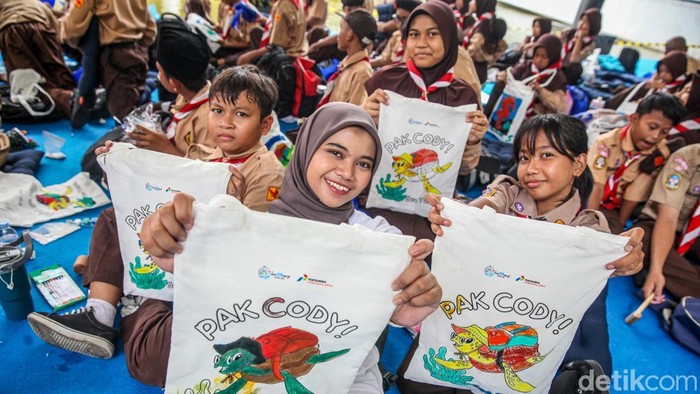 Pelajar menyimak pemaparan materi saat mengikuti rangkaian kegiatan edukasi maritim dan literasi Bahtera LiteraSEA di Taman Ismail Marzuki, Jakarta, Rabu (7/10/2026). Kegiatan yang diselenggarakan oleh Pertamina International Shipping (PIS) tersebut dikemas secara interaktif dan menyenangkan untuk mengenalkan serta meningkatkan wawasan kemaritiman bagi para siswa sejak dini.