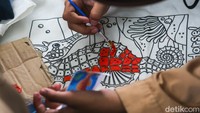 Pelajar SD juga mengerjakan workshop dan eco-printing bertemakan biota laut.