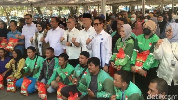 Menko Pangan Zulkifli Hasan saat pembagian bantuan beras ke drivel ojol di Makassar. Muh. Izhar Attar Syach/detiksulsel