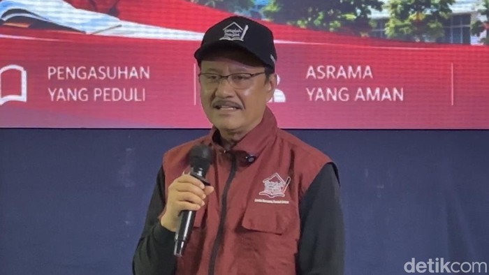 Mensos Saifullah Yusuf alias Gus Ipul bertemu pelajar Sekolah Rakyat di Padang