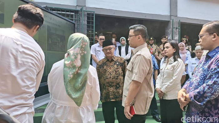 Menteri Koordinator Bidang Pembangunan Manusia dan Kebudayaan (Menko PMK) Sugiono di SMAN 2 Cibinong