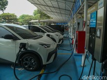 Mobil Listrik Makin Banyak, Antrean SPKLU Jadi Pemandangan Baru