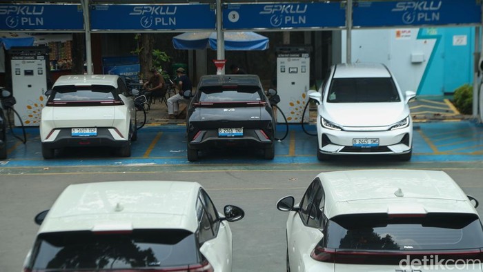Mobil Listrik Makin Banyak, Antrean SPKLU Jadi Pemandangan Baru Deretan mobil listrik mengisi daya di SPKLU, Bekasi, Rabu (7/10/2026), di tengah meningkatnya penggunaan kendaraan listrik di Indonesia.