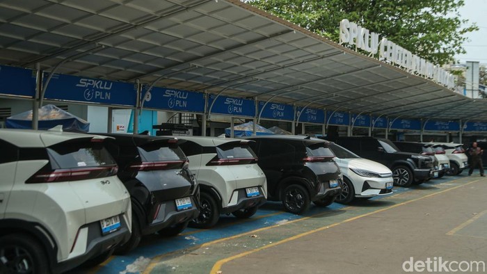 Lonjakan Pengguna Kendaraan Elektrifikasi Picu Antrean Panjang di Stasiun Pengisian Daya (2)