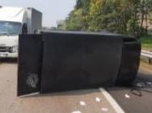 Pikap Terbalik Saat Hindari Mobil di Tol Jagorawi, Pengemudi Luka-luka