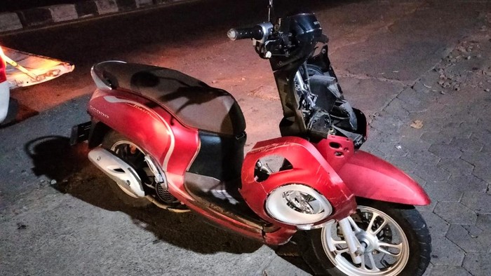 Motor Honda Scoopy yang rusak pada bagian depan usai menabrak pembatas jalan di ringroad selatan, Sewon, Bantul.