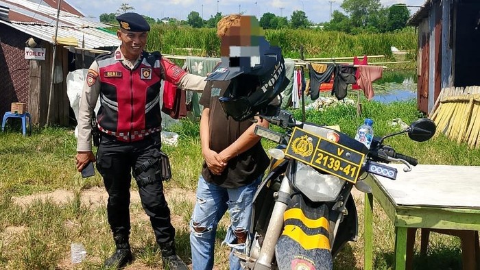 Pelaku pungli di pintul Tol Keramasan, Ogan Ilir, Sumatera Selatan, saat diamankan polisi