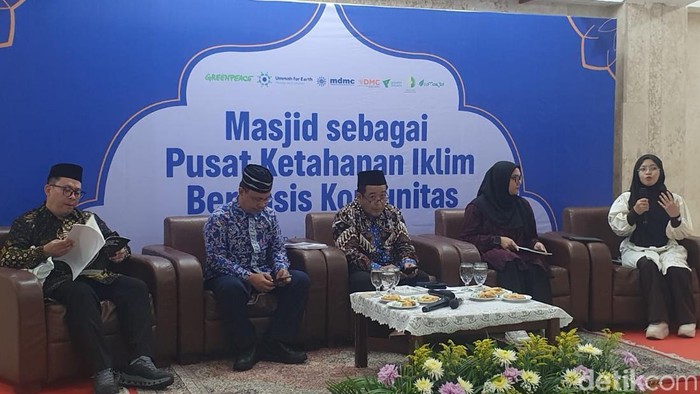 Foto kiri ke kanan: Ahmad Imam Mujadid Rais (Ketua Badan Pengurus Lazismu Pusat), Suhardin (Ketua Pelaksana Lembaga Pemuliaan Lingkungan Hidup dan Sumber Daya Alam Majelis Ulama Indonesia (LPLH SDA MUI), Nasrullah (Subdit Kemasjidan Direktorat Urusan Agama Islam dan Bina Syariah, Dijten Bimas Islam Kemenag), Riska Rahman (Kepala Proyek Ummah For Earth Greenpeace Indonesia).