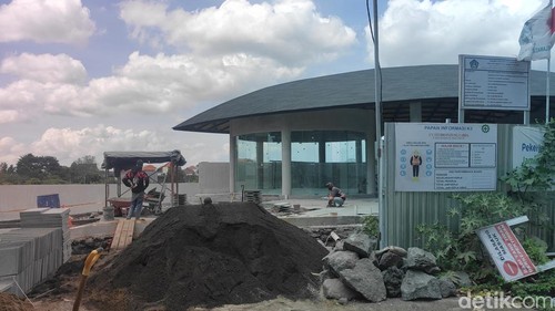 Pembangunan taman literasi lengkap dengan ruang baca semi terbuka dan panggung kreatif di belakang gedung perpustakaan Puspem Badung sudah 60 persen dan rampung Desember 2026. (Agus Eka/detikBali)