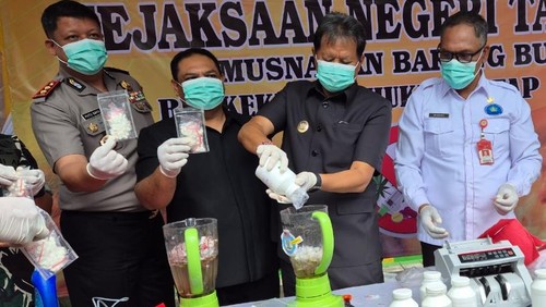 Pemusnahan barang bukti dari 38 perkara tindak pidana umum yang telah berkekuatan hukum tetap di halaman Kantor Kejari Tabanan, Rabu (7/10/2026).