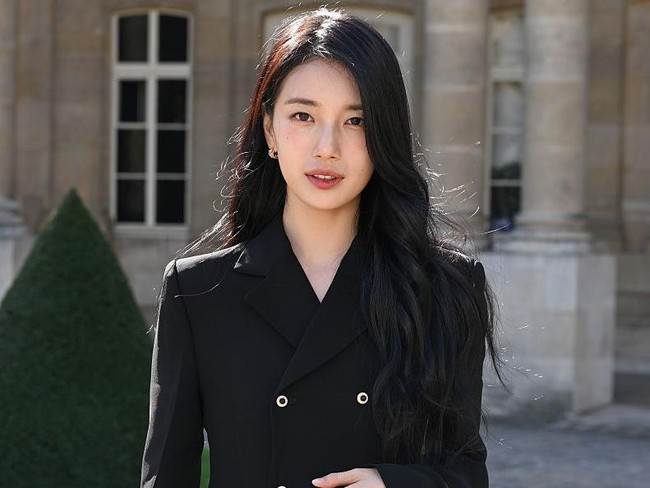Penampilan Suzy di peragaan busana CELINE Spring/Summer 2027.
