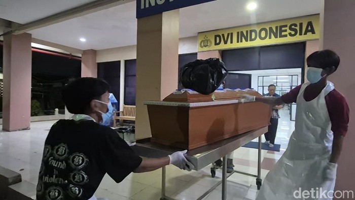 Peti mati berisi jenazah Donna, pria yang ditemukan tewas membusuk dan tangan terborgol di rumah kosong di Brangsong, Kendal, saat berada di Rumah Sakit Bhayangkara, Selasa (6/10/2026) malam.