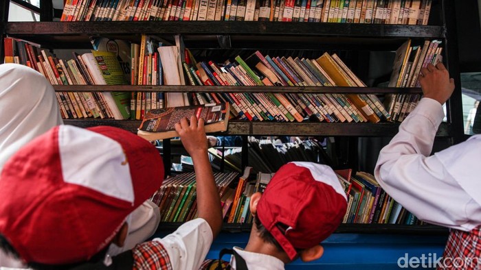 Mobil perpustakaan keliling yang telah direvitalisasi hadir dalam rangkaian Bahtera LiteraSEA di Taman Ismail Marzuki, Jakarta, Rabu (7/10/2026). Mobil ini menjadi salah satu sarana untuk mendekatkan akses buku dan literasi kepada anak-anak.