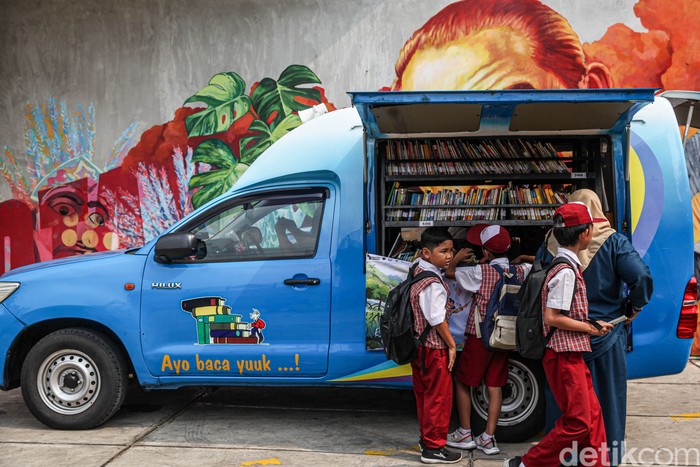 Mobil perpustakaan keliling yang telah direvitalisasi hadir dalam rangkaian Bahtera LiteraSEA di Taman Ismail Marzuki, Jakarta, Rabu (7/10/2026). Mobil ini menjadi salah satu sarana untuk mendekatkan akses buku dan literasi kepada anak-anak.