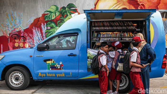 Mobil perpustakaan keliling yang telah direvitalisasi hadir dalam rangkaian Bahtera LiteraSEA di Taman Ismail Marzuki, Jakarta, Rabu (7/10/2026). Mobil ini menjadi salah satu sarana untuk mendekatkan akses buku dan literasi kepada anak-anak.