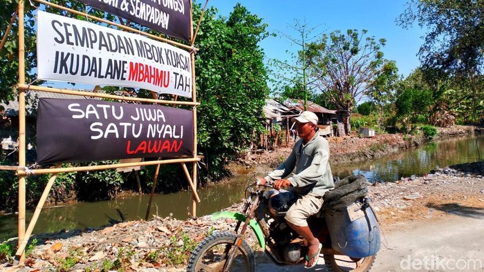 Petani Tambak sedang menuju ke tambak Keputih