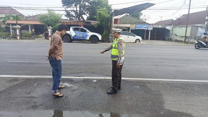 Polisi lakukan olah TKP kecelakaan antara motor dan truk di Lubuklinggau